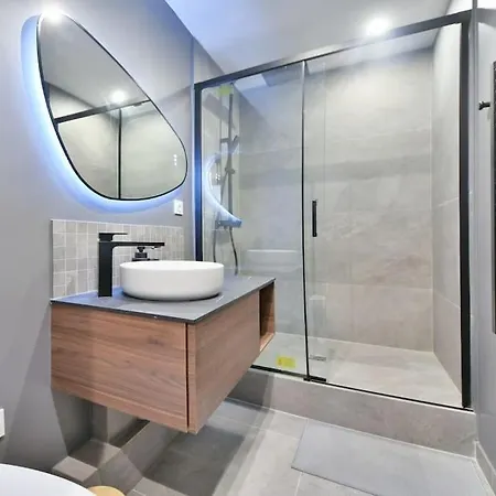 Chic 1br, Central Location, Newly Refurbished